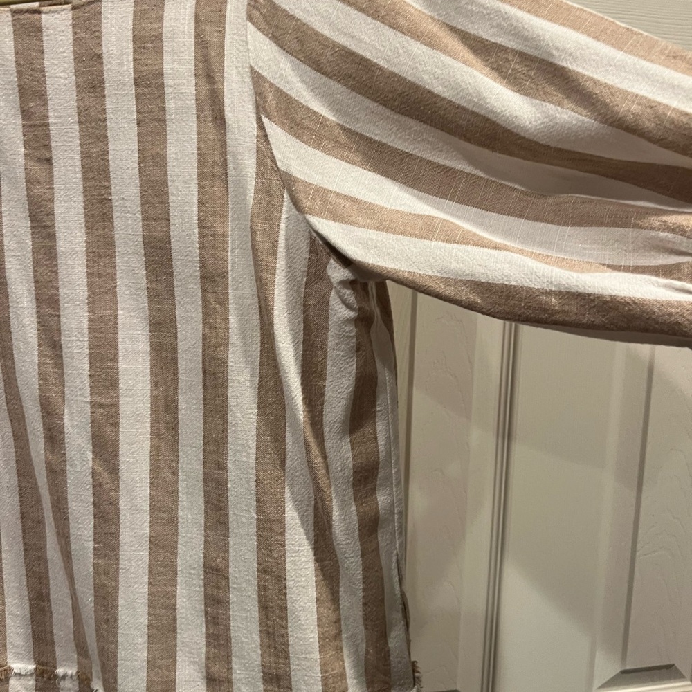 Umgee brand bottom fringe tunic top - Picture 2 of 8